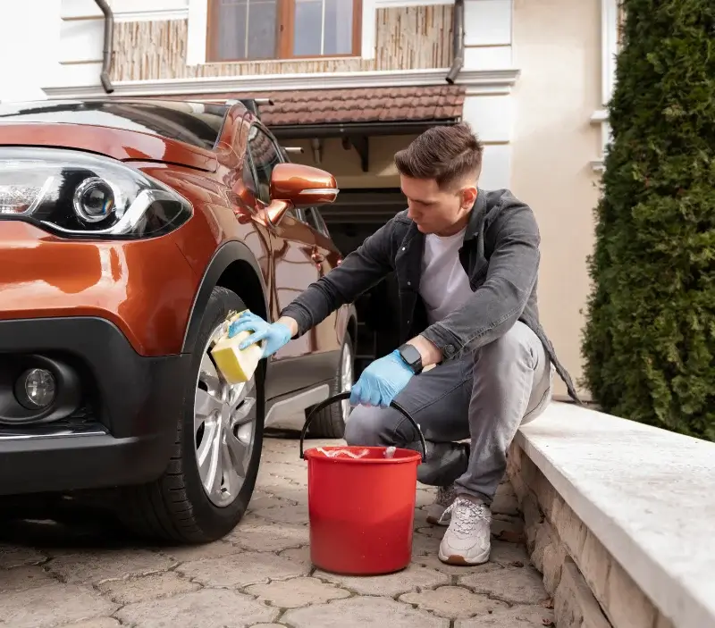 Lavage auto à domicile Scorbé-Clairvaux : professionnel intervenant sur un véhicule